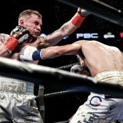 Фрэмптон отобрал титул у Санта Круса, успешная защита Стивенсона